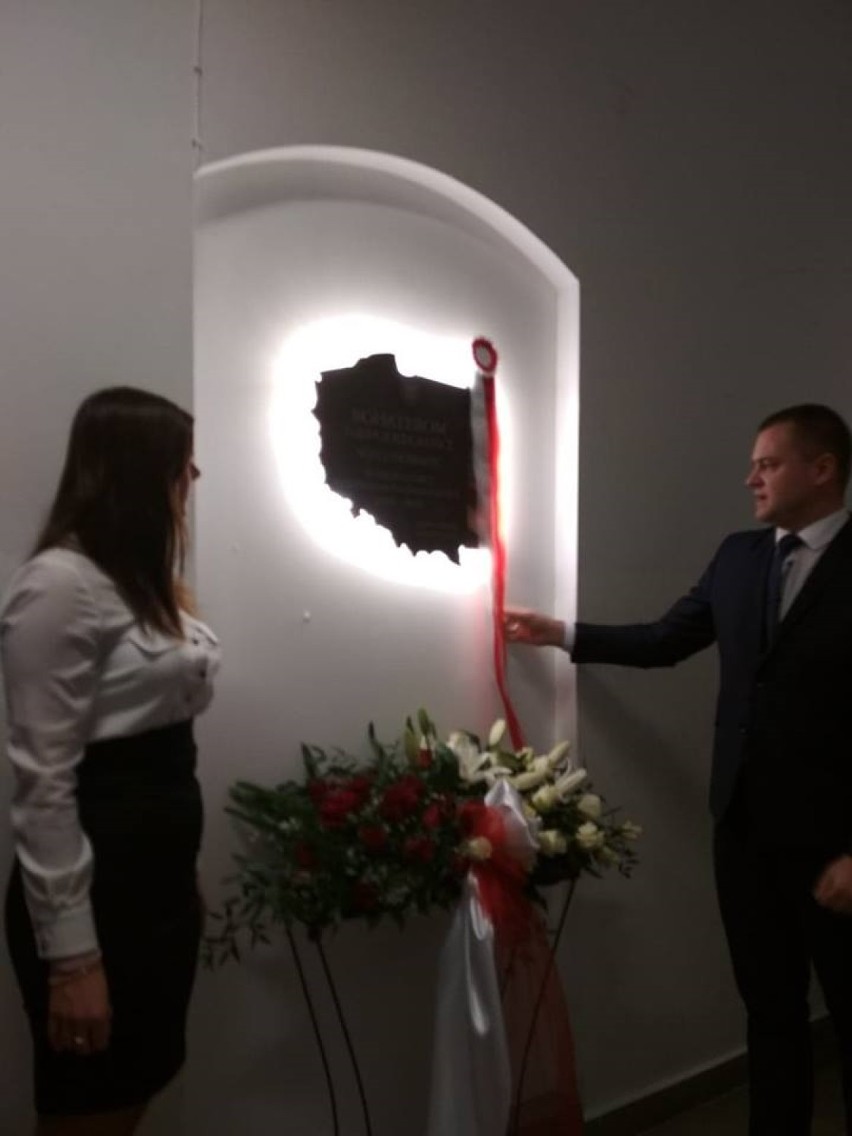 Malbork. W Starostwie Powiatowym odsłonięto tablicę na 100-lecie odzyskania przez Polskę niepodległości