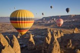 Niezwykła przygoda w powietrzu. Czy loty balonem w Turcji są bezpieczne? Ile to kosztuje?