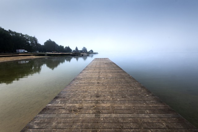 Dziś w Krakowie prawdziwie jesienny poranek. Miasto zupełnie zatonęło w gęstych mgłach. Kliknijcie w galerię i zobaczcie zdjęcia mglistych Bagrów. Klimat jak z innej planety!