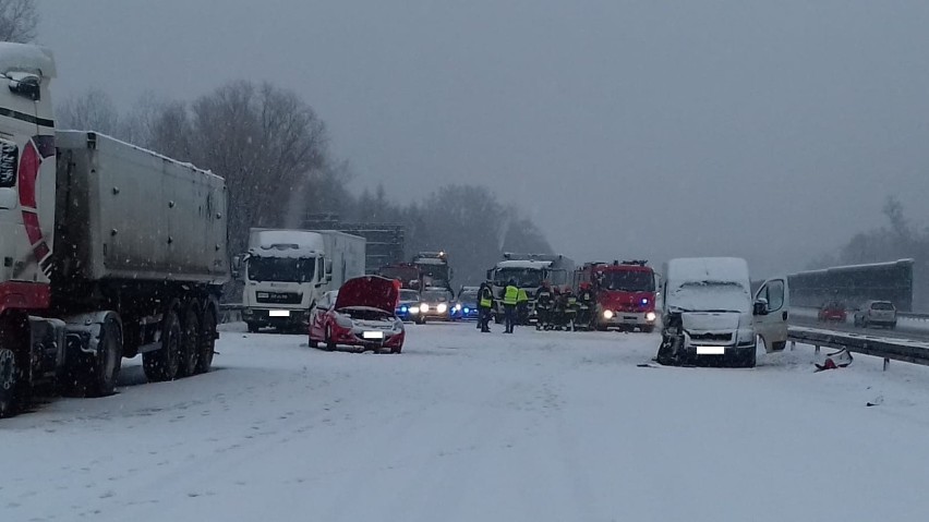 Wypadek na autostradzie A4 w Zabrzu. Ogromne utrudnienia. Zderzyło się 6 samochodów i ciężarówka