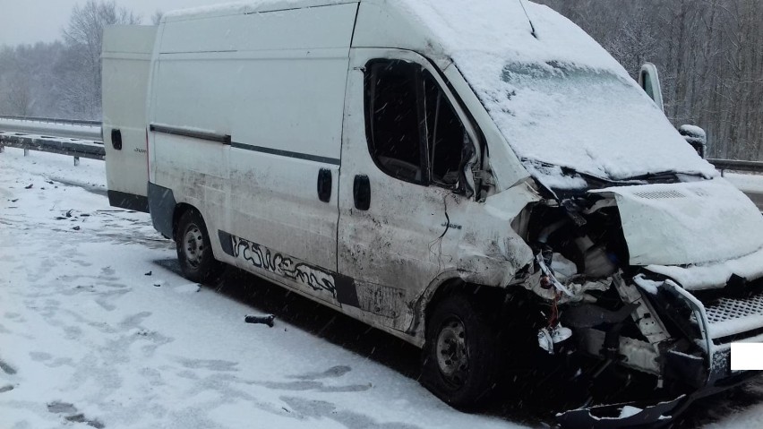 Wypadek na autostradzie A4 w Zabrzu. Ogromne utrudnienia. Zderzyło się 6 samochodów i ciężarówka