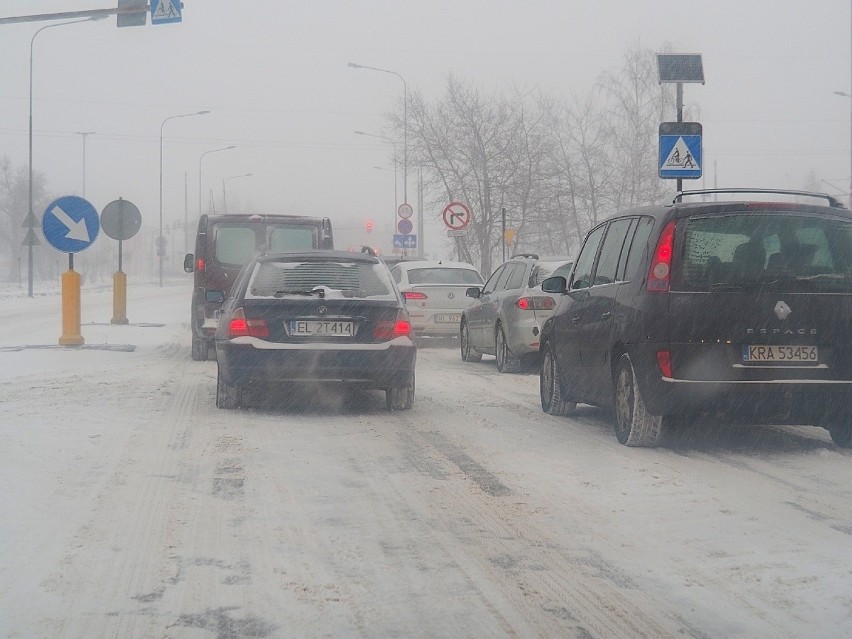 Fatalne warunki na drogach. Ślizgawica i śnieg. Gdzie są pługi? Miasto ma problem z odśnieżaniem