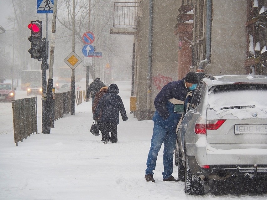 Fatalne warunki na drogach. Ślizgawica i śnieg. Gdzie są pługi? Miasto ma problem z odśnieżaniem