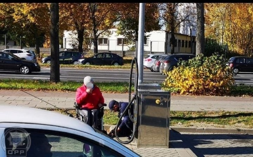 Policjanci pojechali z niepełnosprawną na stację benzynową napompować kółka w wózku 