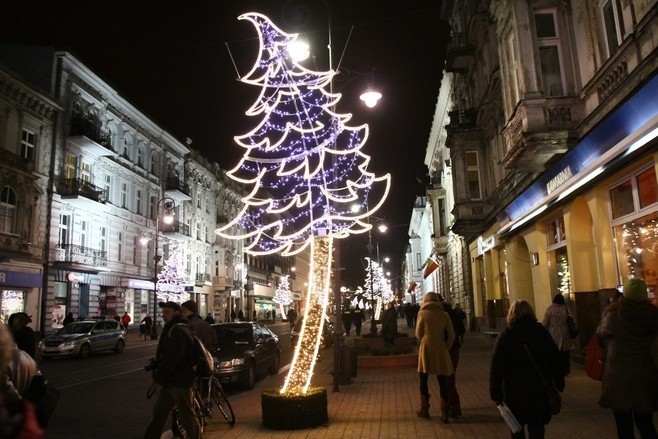Świąteczna iluminacja na Piotrkowskiej. Zobaczcie, jak wygląda [ZDJĘCIA + WIDEO]