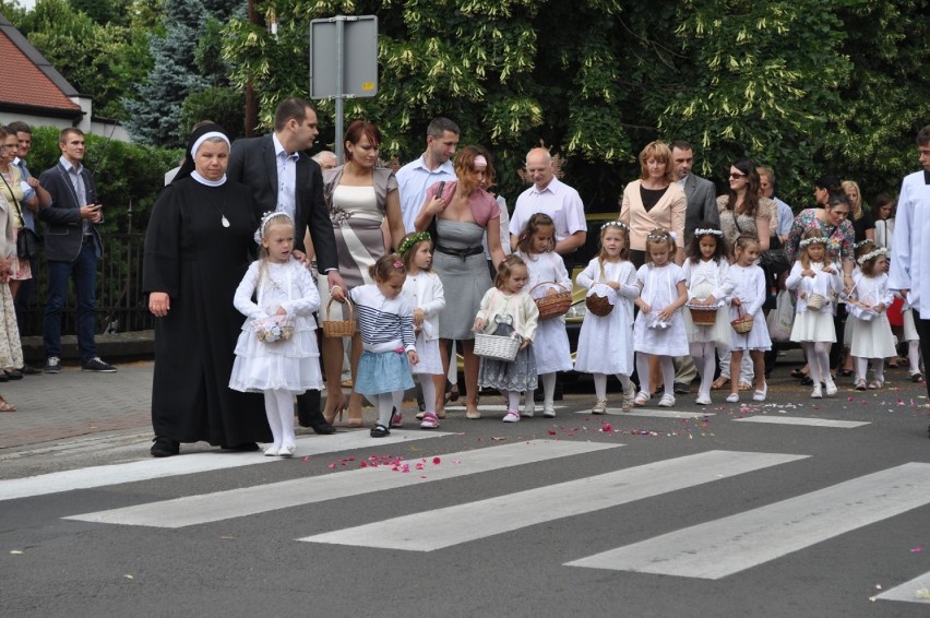 Procesja przeszła ulicami wokół pl. 20 Października -...