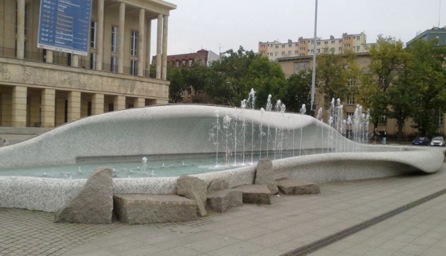 Z placu Dąbrowskiego zniknie fontanna?