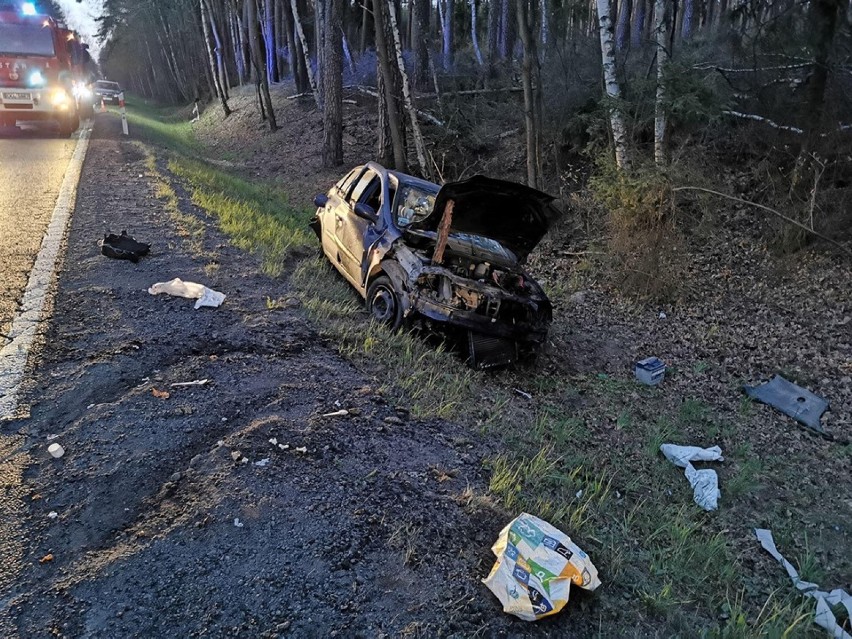 Wypadek śmiertelny w Drołtowicach. 44-letni kierowca uderzył w drzewo