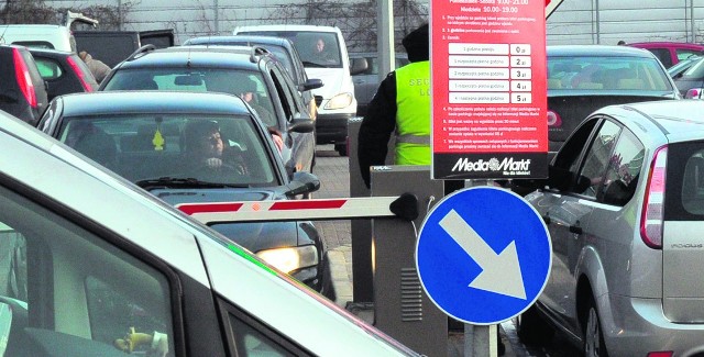 Kierowcy muszą się przyzwyczaić do bramek parkingowych przy wjeździe do Media Markt