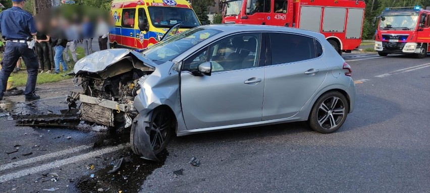 Wypadek w Krzemieniewie. Po rannego kierowcę przyleciał śmigłowiec Lotniczego Pogotowia Ratunkowego  ZDJĘCIA i FILM