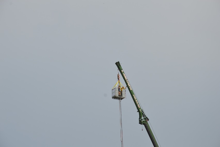 Tak mało brakowało, a pani wyskoczyłaby na linie....