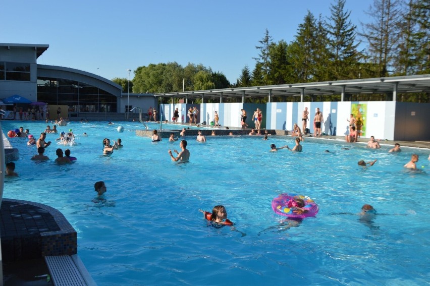 Wakacje na "Rawce" w Ostrowcu. Mnóstwo ludzi w basenach w upalną sobotę. Zobacz zdjęcia