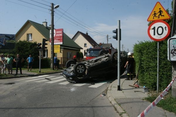 Wypadek na skrzyżowaniu ulic Traugutta i Żulińskiego: zderzenie toyoty i skody [ZDJĘCIA]