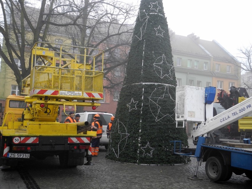 Na Rynku Staromiejskim stawiają choinkę 