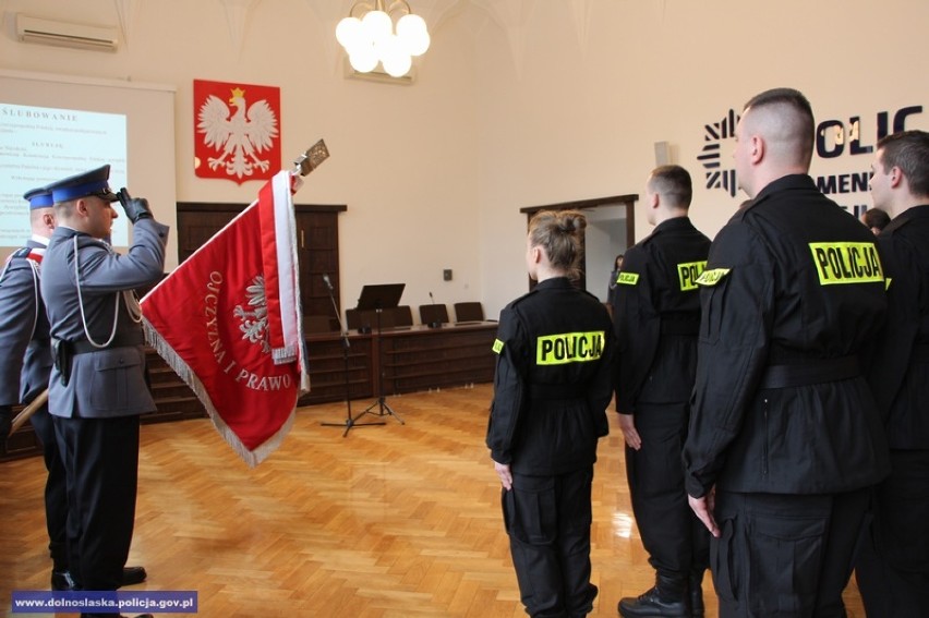 Nowi policjanci uroczyście ślubowali we Wrocławiu