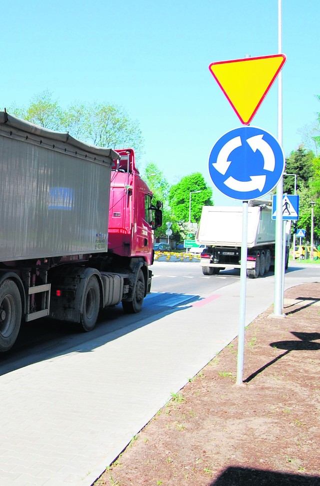 Ciężarówki rozjeżdżają wieś. Mieszkańcy mają dość