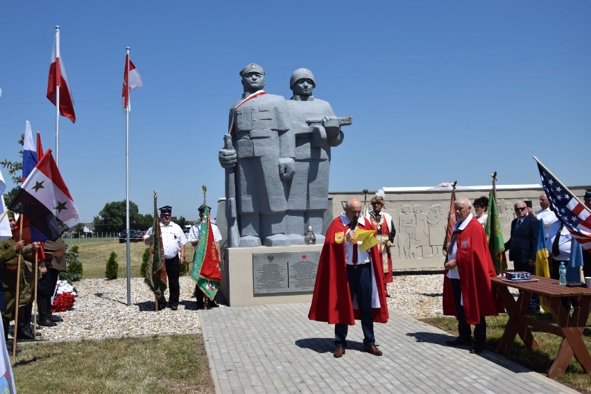 Uroczystość przy pomniku "Pogromcom hitleryzmu" w Młynisku k. Wielunia ZDJĘCIA, WIDEO