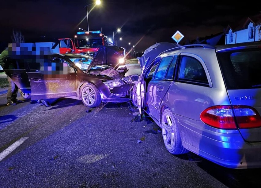Czołowe zderzenie dwóch samochodów w Pruszczu. Cztery osoby poszkodowane