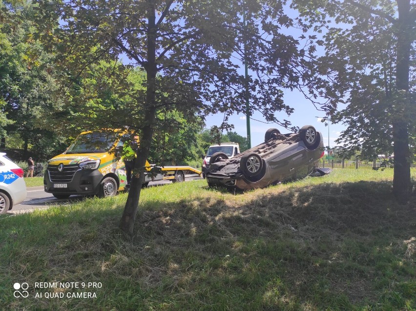 Wypadek w Dąbrowie Górniczej. Samochód dachował na DK 94 - zobacz ZDJECIA