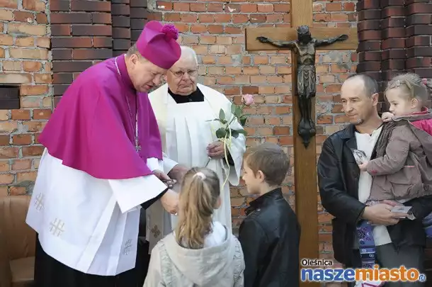 Arcybiskup Józef Kupny podpisał akt erekcyjny pod budowę nowego kościoła w Oleśnicy