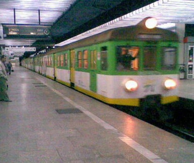 Pociągi dalekobieżne muszą przjeżdżać przez dworzec Warszawa Śródmieście