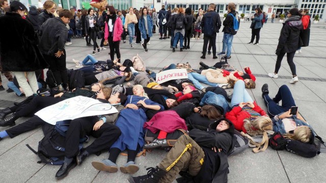 Trwa Młodzieżowy Strajk Klimatyczny. W piątek 20 września, na całym świecie odbywają się manifestacje, zwracające uwagę na pogłębiający się kryzys klimatyczny. Młodzi ekolodzy chcą przeprowadzić akcję protestacyjną w największych miastach Polski. Do protestu przyłączyła się także młodzież z Koszalina. 

