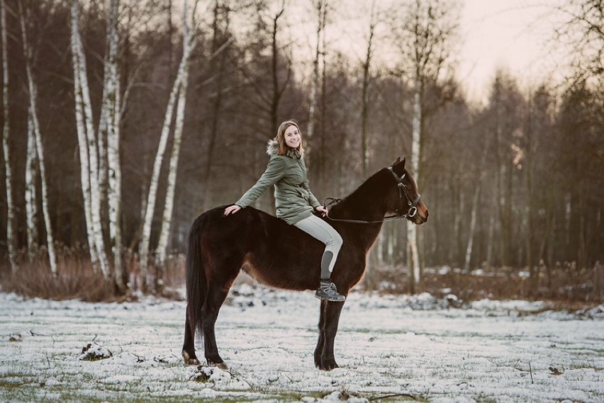 Jazda konna to samo zdrowie! O pasji do koni opowiada Natalia Stukus, instruktorka z Siedliska Rudki koło Dębicy