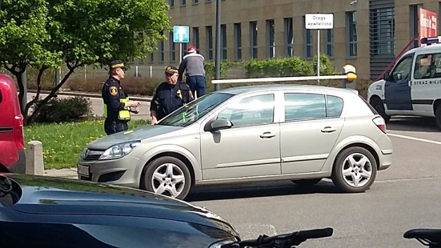 Przyjechałeś samochodem do Mordoru? Nie wyjedziesz. Straż miejska obrączkuje pojazdy na Domaniewskiej