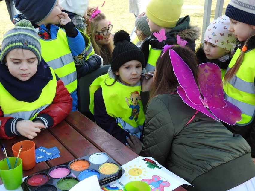 Dzieci pożegnały zimę i przywitały wiosnę na nadnarwiańskich bulwarach