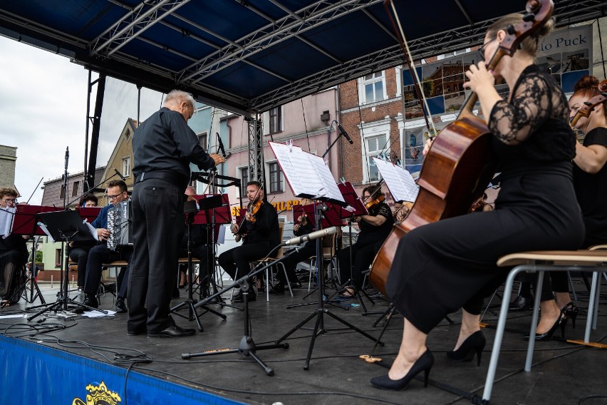 W Pucku zagrali dla ks. Jana Kaczkowskiego. Filharmonicy z Sopotu na Starym Rynku "W rytmie tanga" | ZDJĘCIA