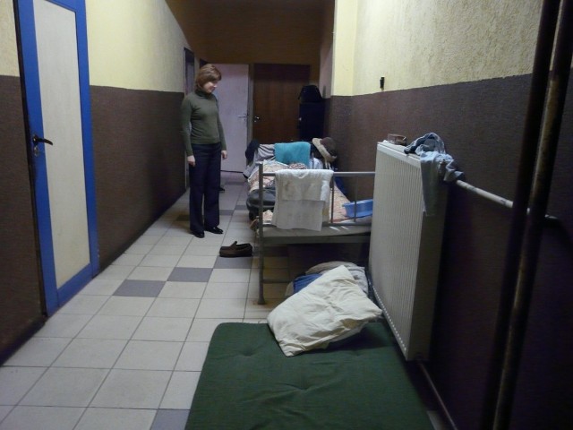W ośrodku "Panaceum" w Radomsku łóżka i materace rozstawiono nawet na korytarzach