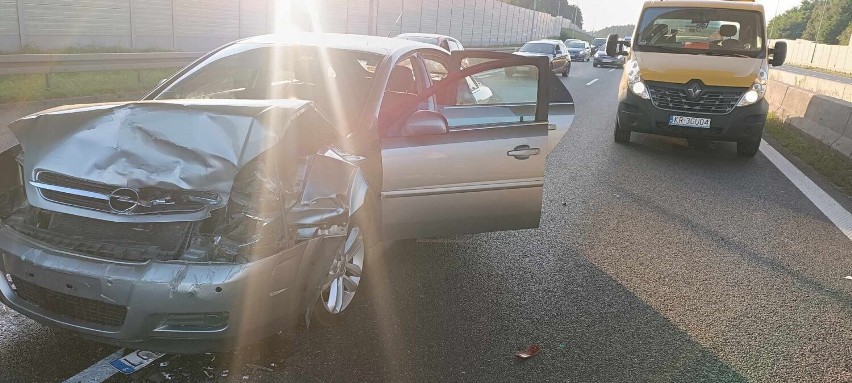 Wypadek trzech pojazdów na autostradzie A4. Jeden mocno oberwał