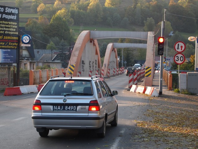Na moście w Białym Dunajcu od kilku lat obowiązuje ruch wahadłowy i jest sygnalizacja świetlna. Niebawem stary most zostanie rozebrany.