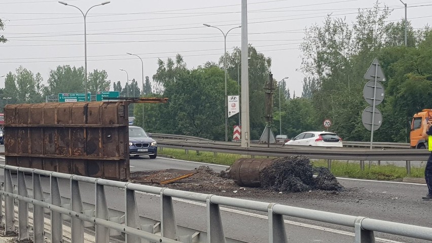 Nan trasie Dk86 w Katowicach doszło do wypadku ciężarówki ze...