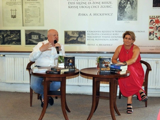 Spotkanie autorskie z Maciejem Siembiedą prowadziła Jolanta Sopińska, dyrektor biblioteki