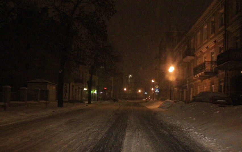 W nocy z piątku na sobotę w Chełmie spadło sporo śniegu. Po...