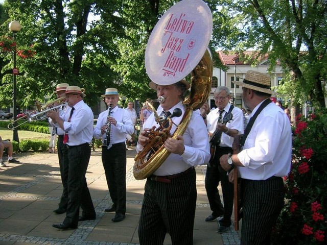 Festiwalową paradę w piątek, 18 sierpnia na ulicy Żeromskiego poprowadzi zespół Leliwa Jazz Band z Tarnowa.