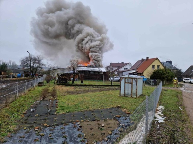 Bardzo poważny pożar w Pomysku Wielkim w powiecie bytowski. Straty są duże, na szczęście ogień dość szybko udało się opanować.