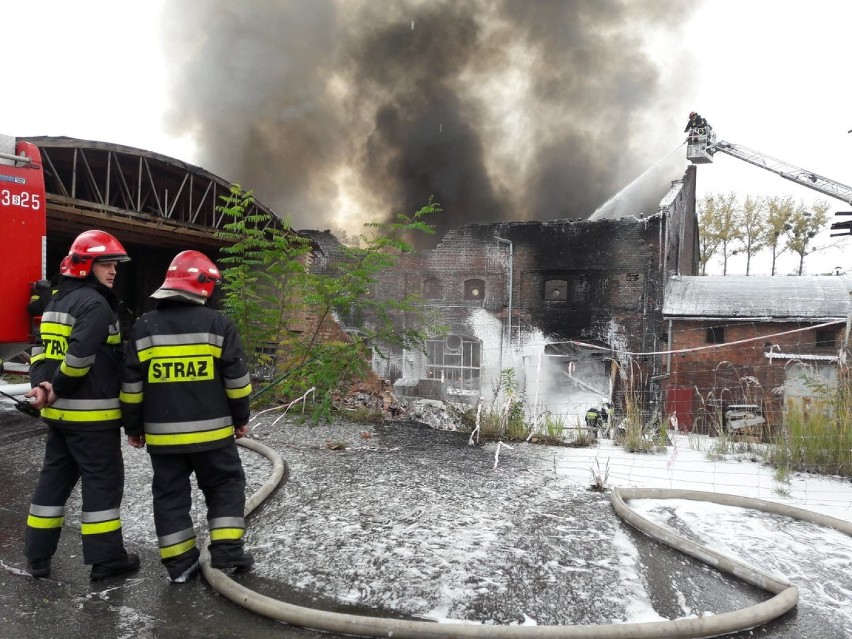 Pożar w Raciborzu: płonie opuszczona hala
