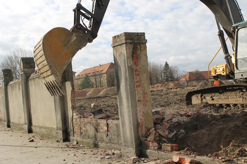 Pamiętacie stary mur przy jednostce wojskowej? Zobaczcie zdjęcia, jak go wyburzano