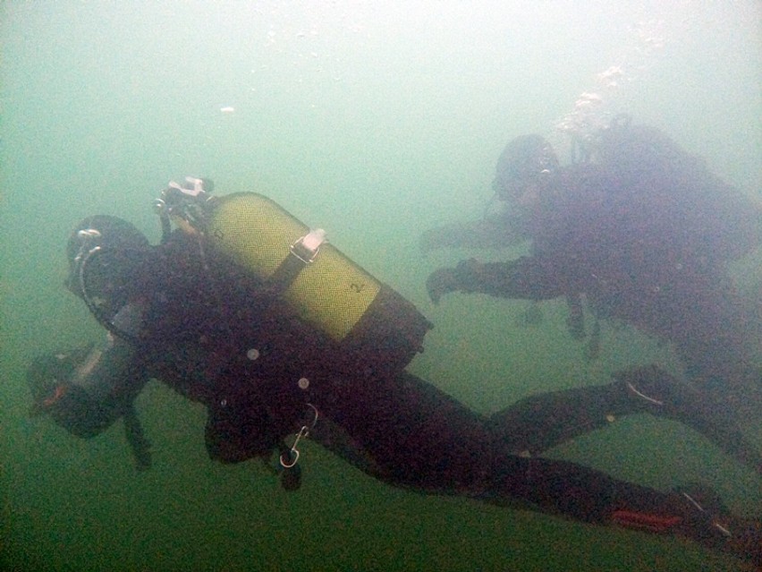Podwodne szkolenie nurków. Zobacz w akcji żołnierzy 2 stargardzkiego batalionu saperów