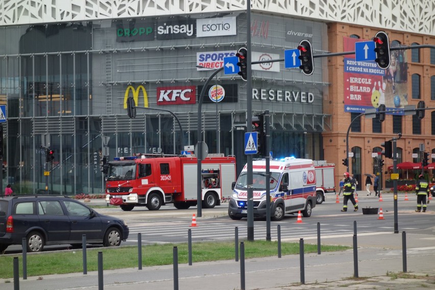 Zderzenie trzech samochodów na al. Politechniki w Łodzi