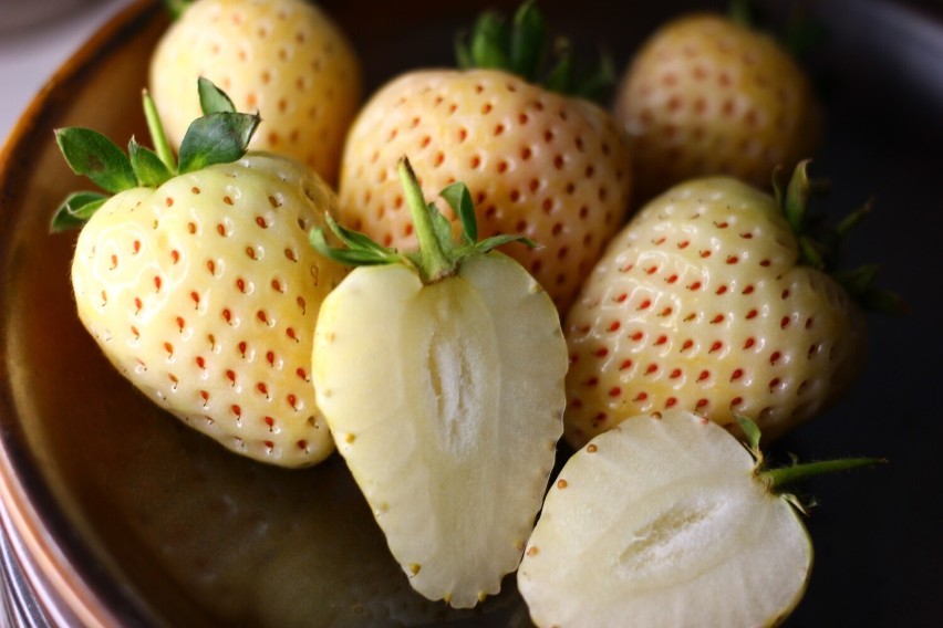 Białe truskawki to odmiana pochodząca z Japonii....