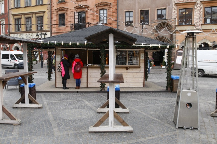 Jarmark bożonarodzeniowy 2018 w Warszawie. Budki przy Barbakanie i lodowisko już stoją [ZDJĘCIA]