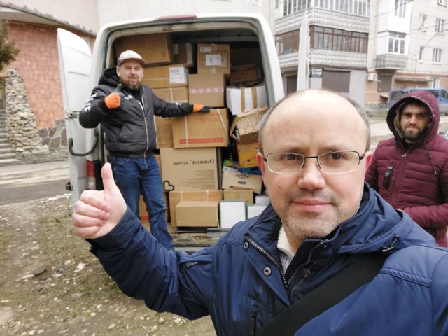 Na miejscu rozładunek darów nadzorował Bogdan Bilecki, wiece burmistrz Kałusza