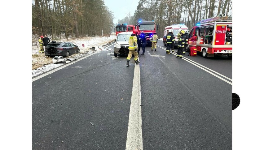 Wypadek na DK 11 w Wełnie, zderzyły się dwa samochody osobowe. Jedna osoba nie żyje!