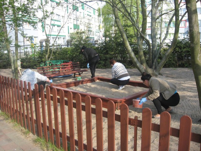Pracownicy niepedagogiczni przedszkola w Golubiu-Dobrzyniu wykorzystują czas na prace porządkowe, drobne remonty i konserwację