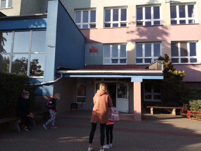 Nauczyciel ze Szkoły Podstawowej nr 45 w Białymstoku jest zakażony koronawirusem.