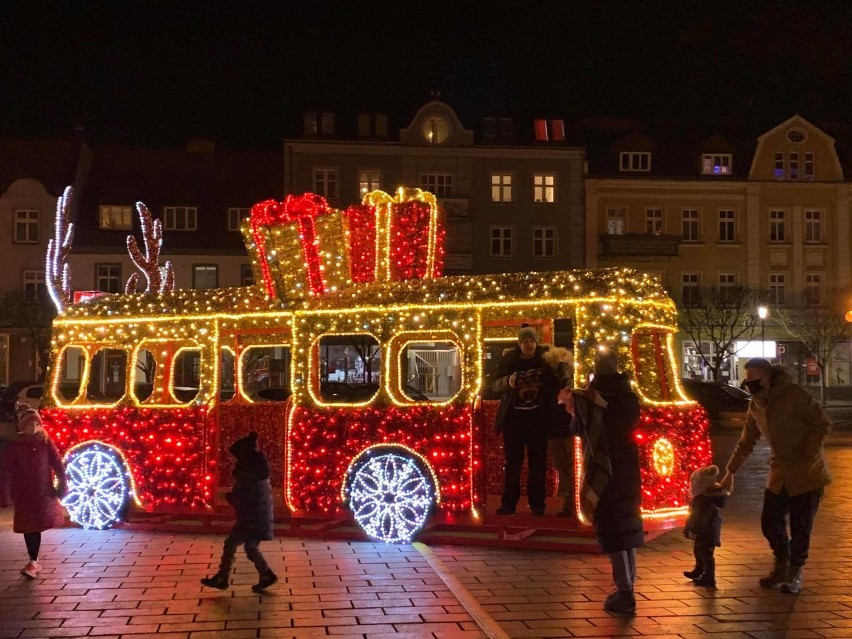 Września: Zapalili choinkę. Miasto rozświetlają świąteczne iluminacje. Jest i nowość - ledowy autobus! [GALERIA]