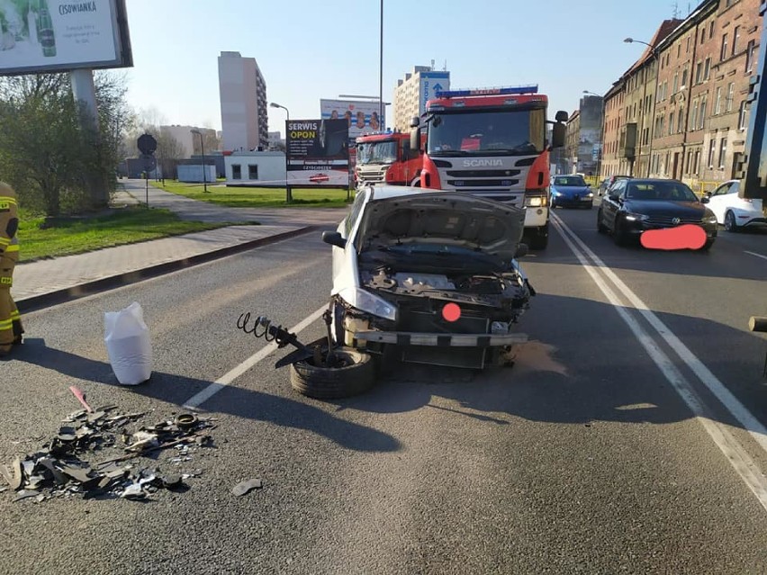 Zderzenie samochodów na ul. Katowickiej w Chorzowie. Wyglądało to poważnie! Zobaczcie ZDJĘCIA